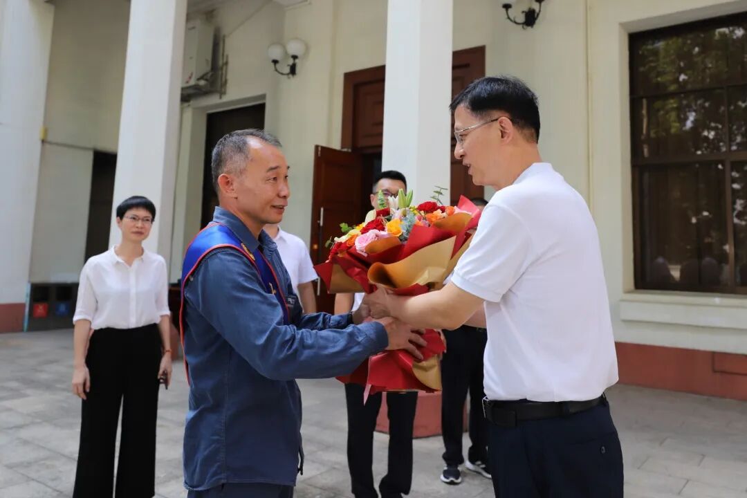 黃汝生會(huì)見(jiàn)“大國(guó)工匠”獲得者唐勇